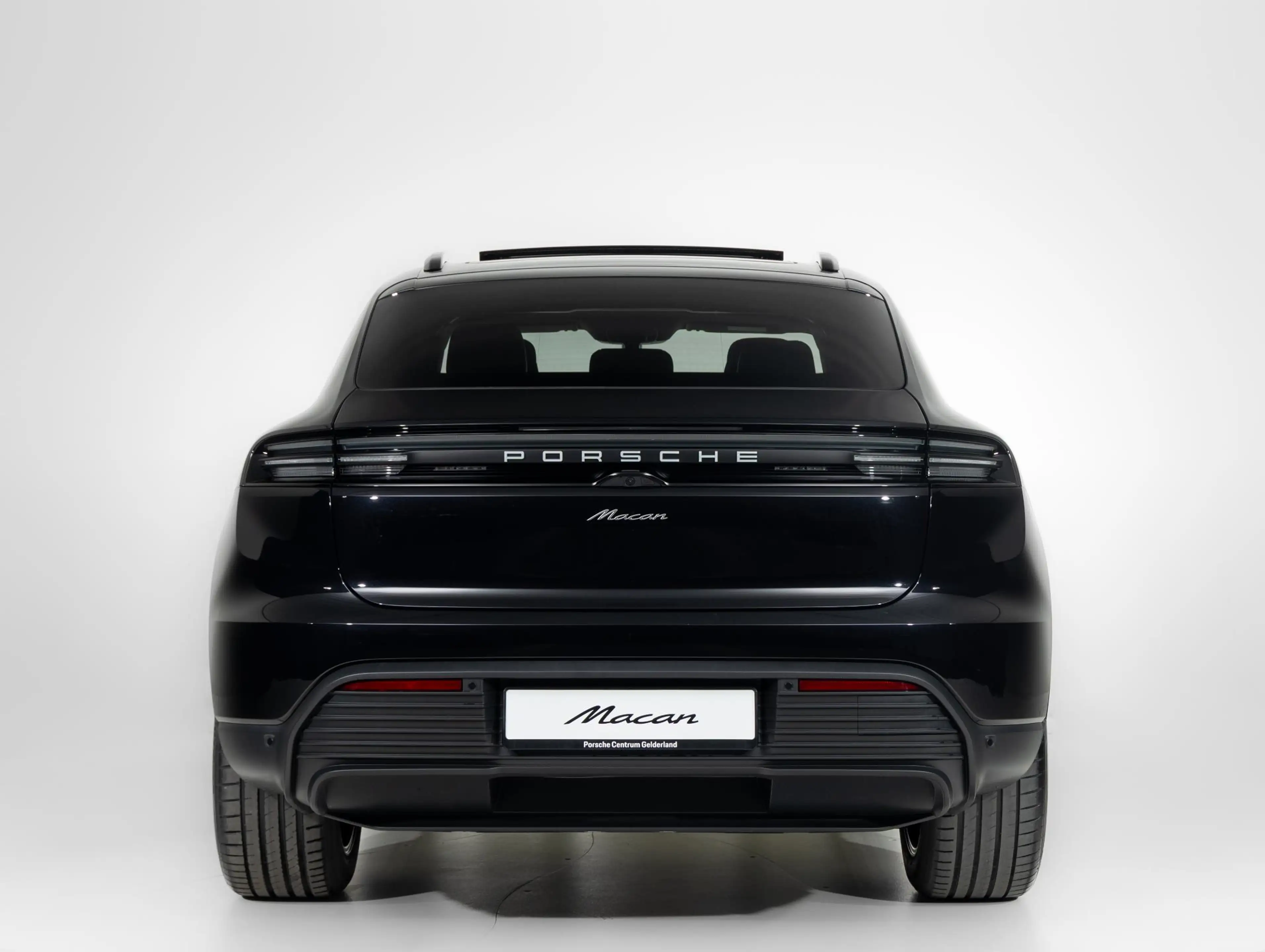 Porsche Macan — photo 15