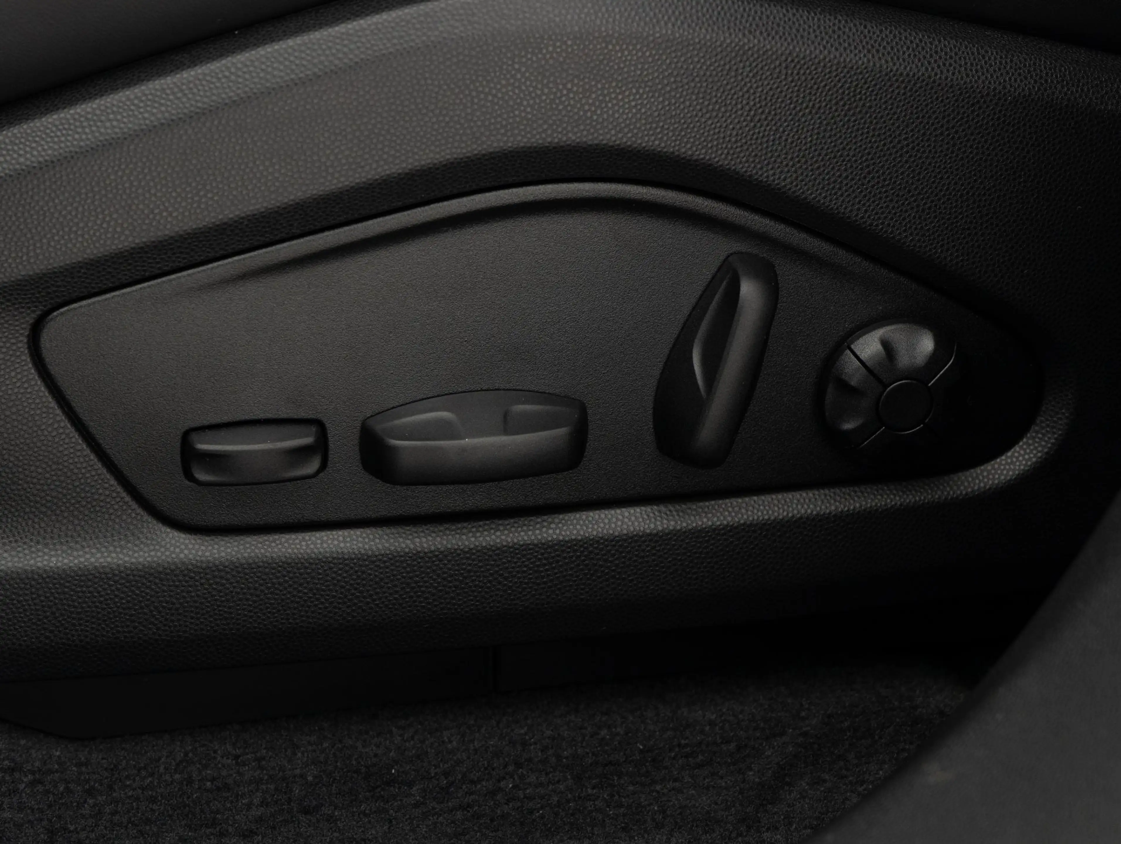 Porsche Macan — photo 38