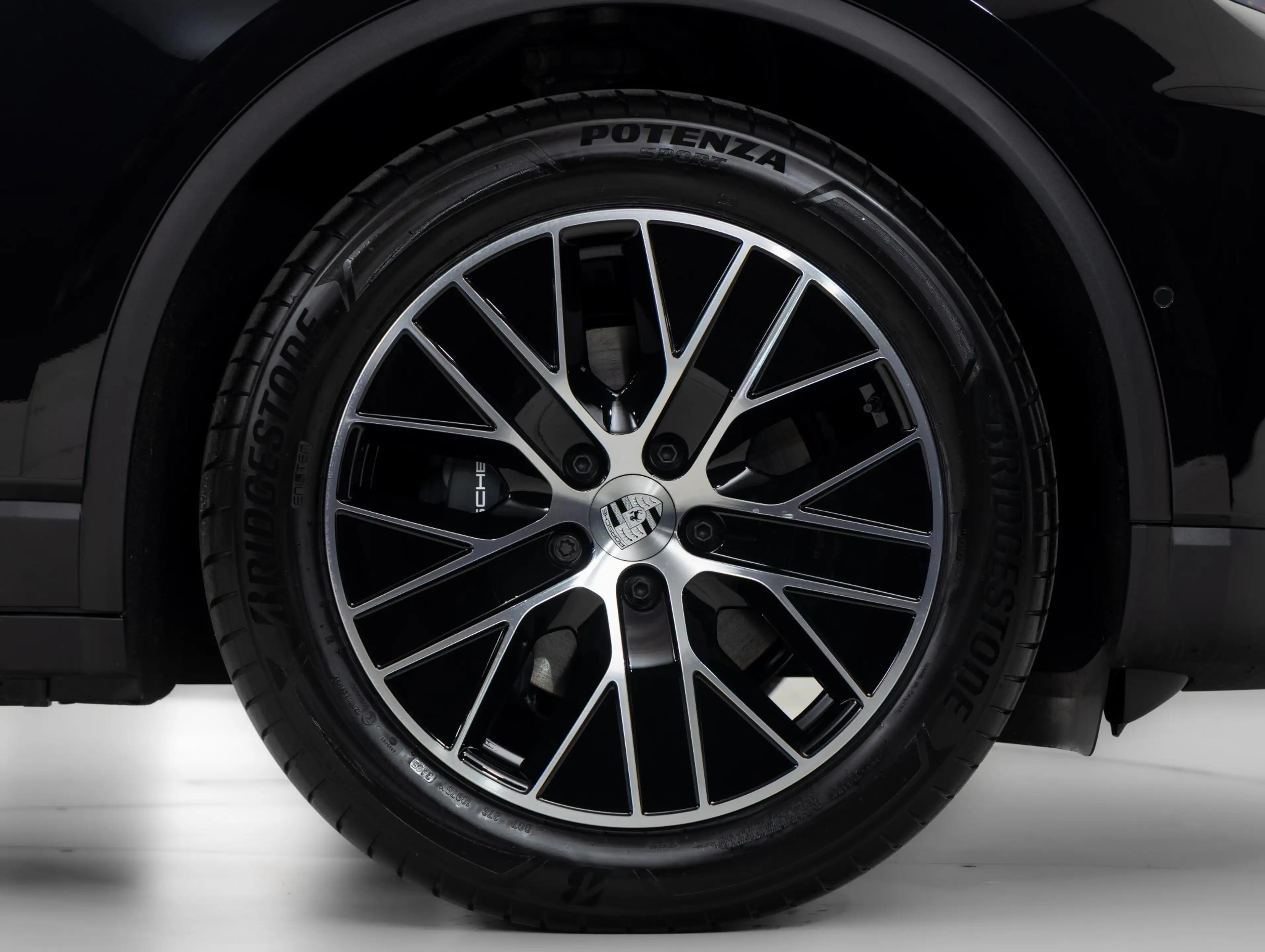 Porsche Macan — photo 22