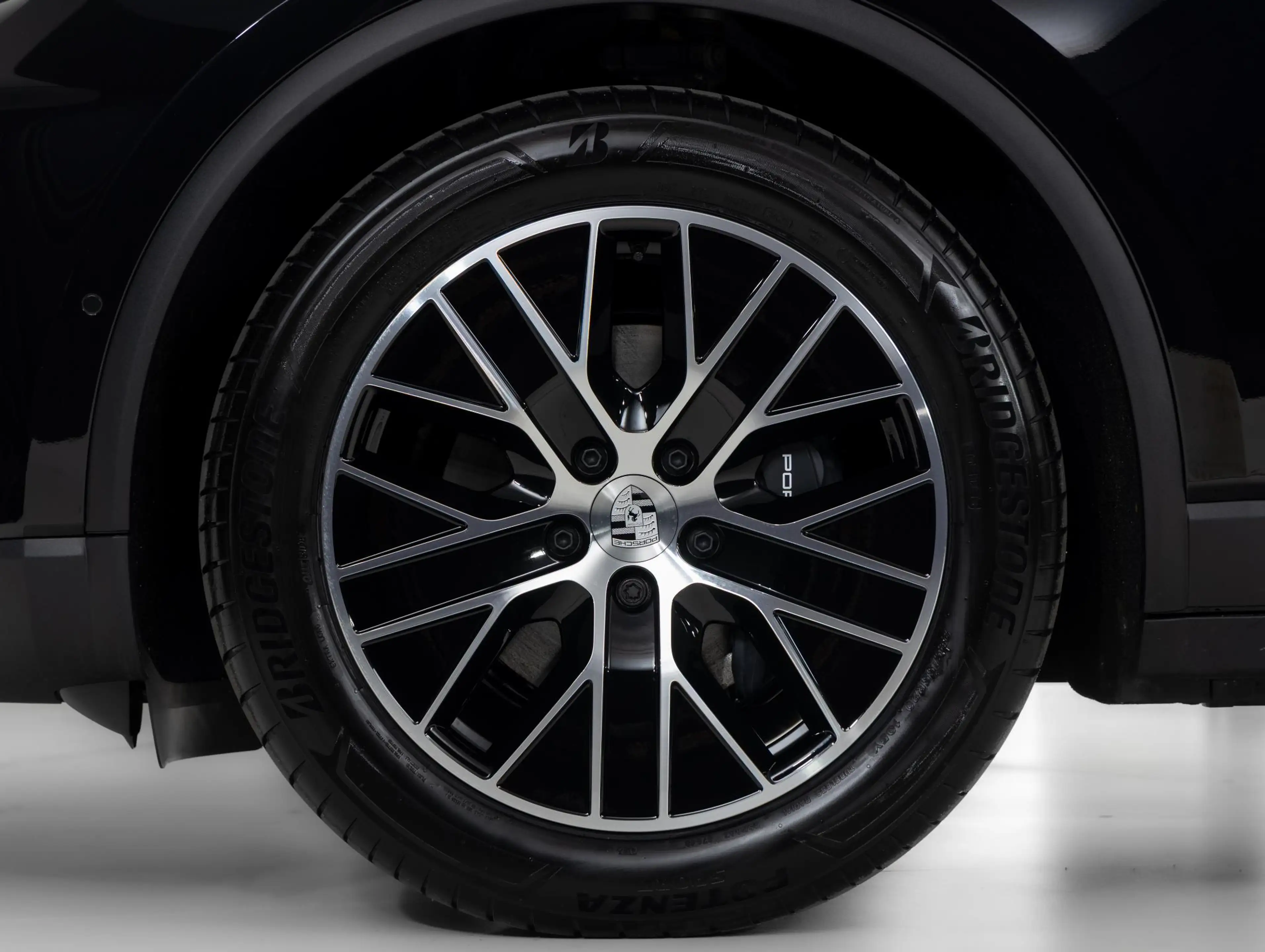 Porsche Macan — photo 46