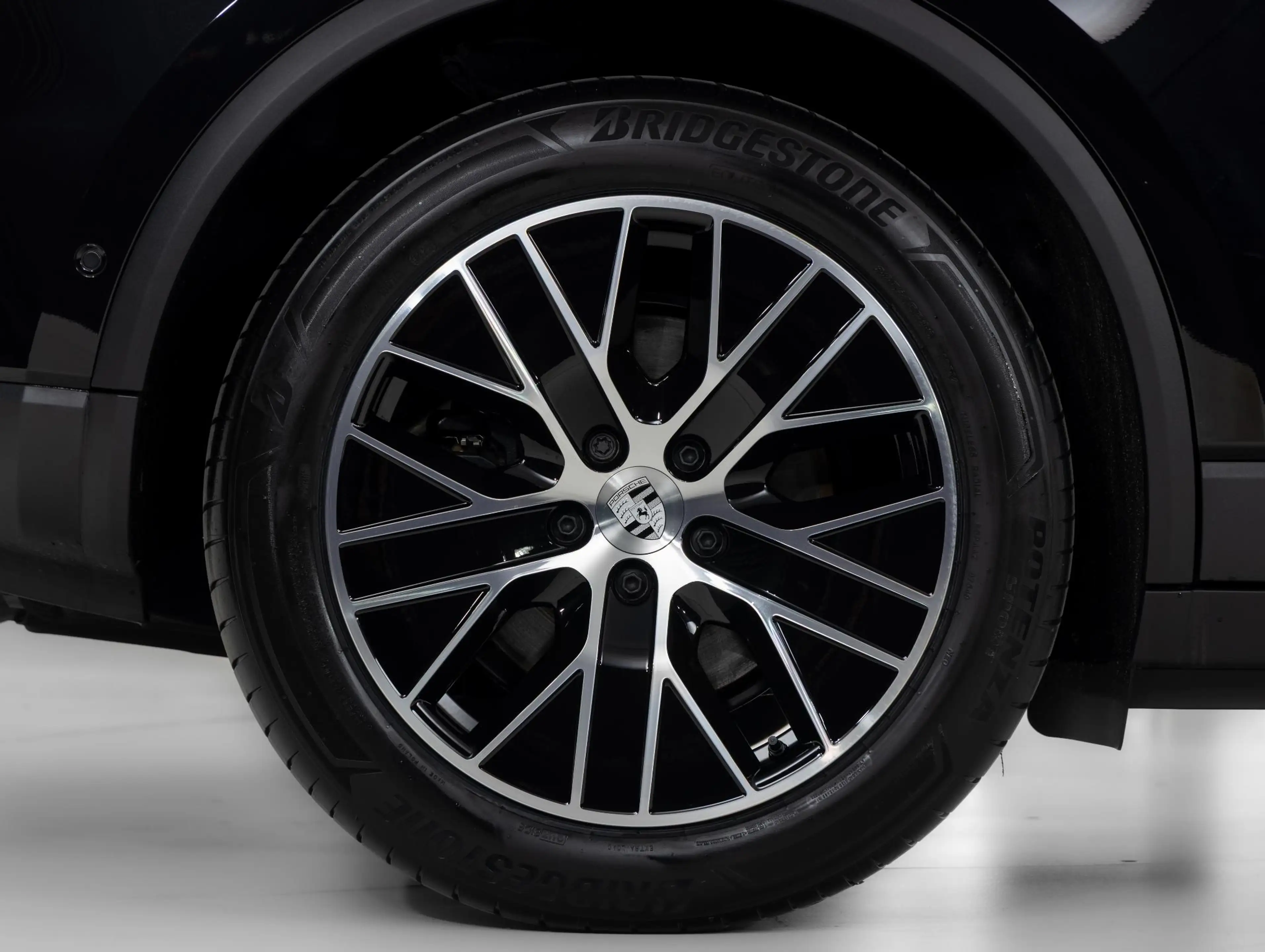 Porsche Macan — photo 23