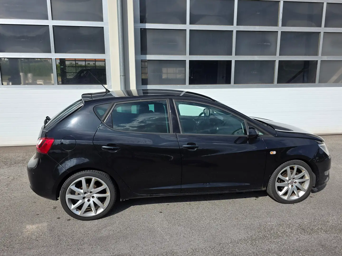 SEAT Ibiza Ibiza Sport 1,6 TDI FR DPF Sport Schwarz - 2