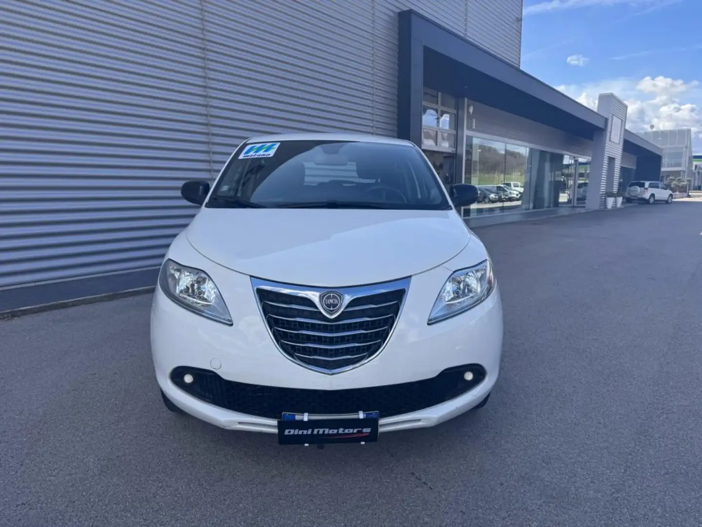 Lancia Ypsilon 0.9 TwinAir 85 CV 5 porte Metano Gold OK NEO Bianco - 2