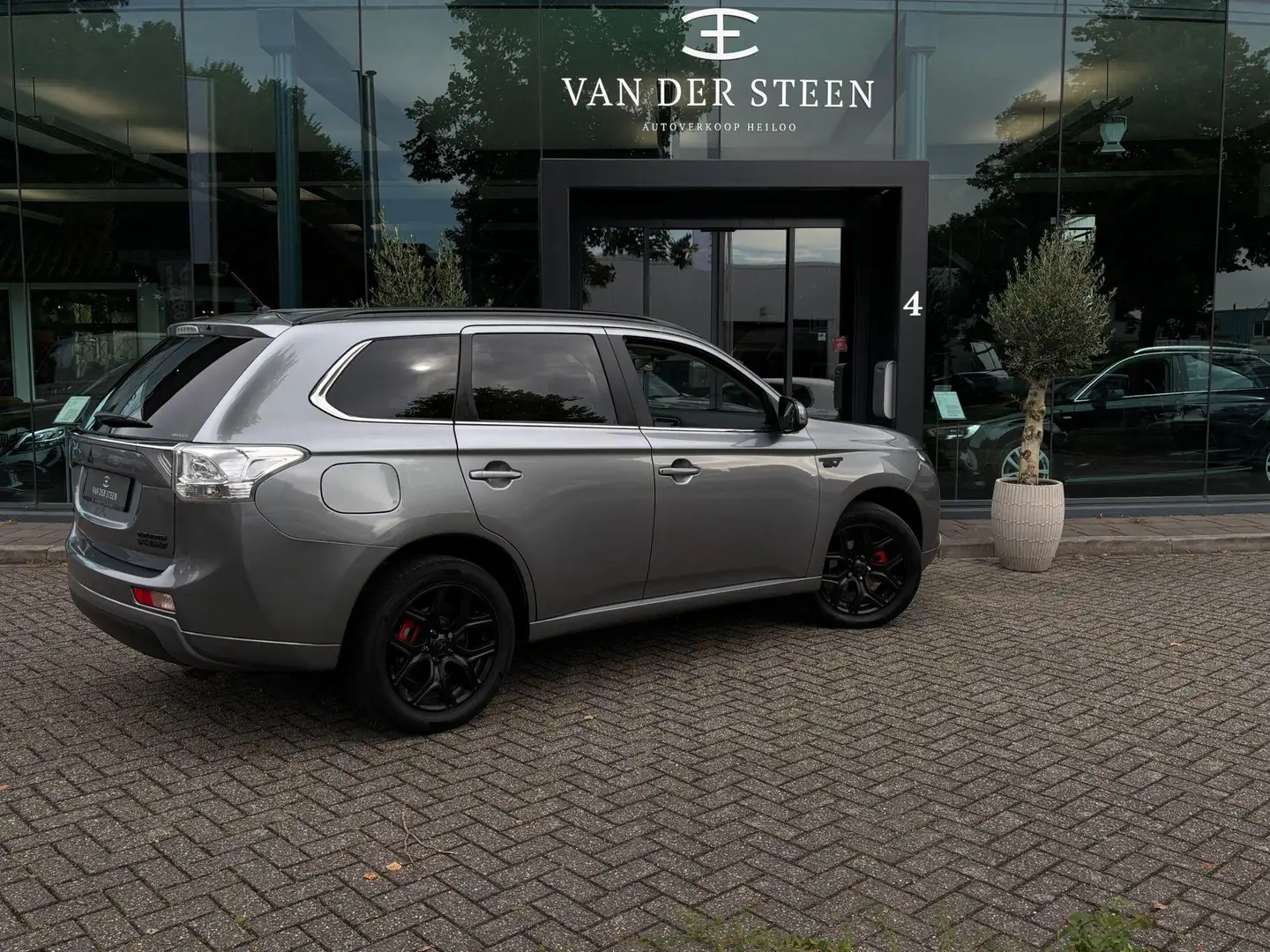 Mitsubishi Outlander 2.0 PHEV Instyle X-Line Schuifdak | Elektrische St Gris - 2