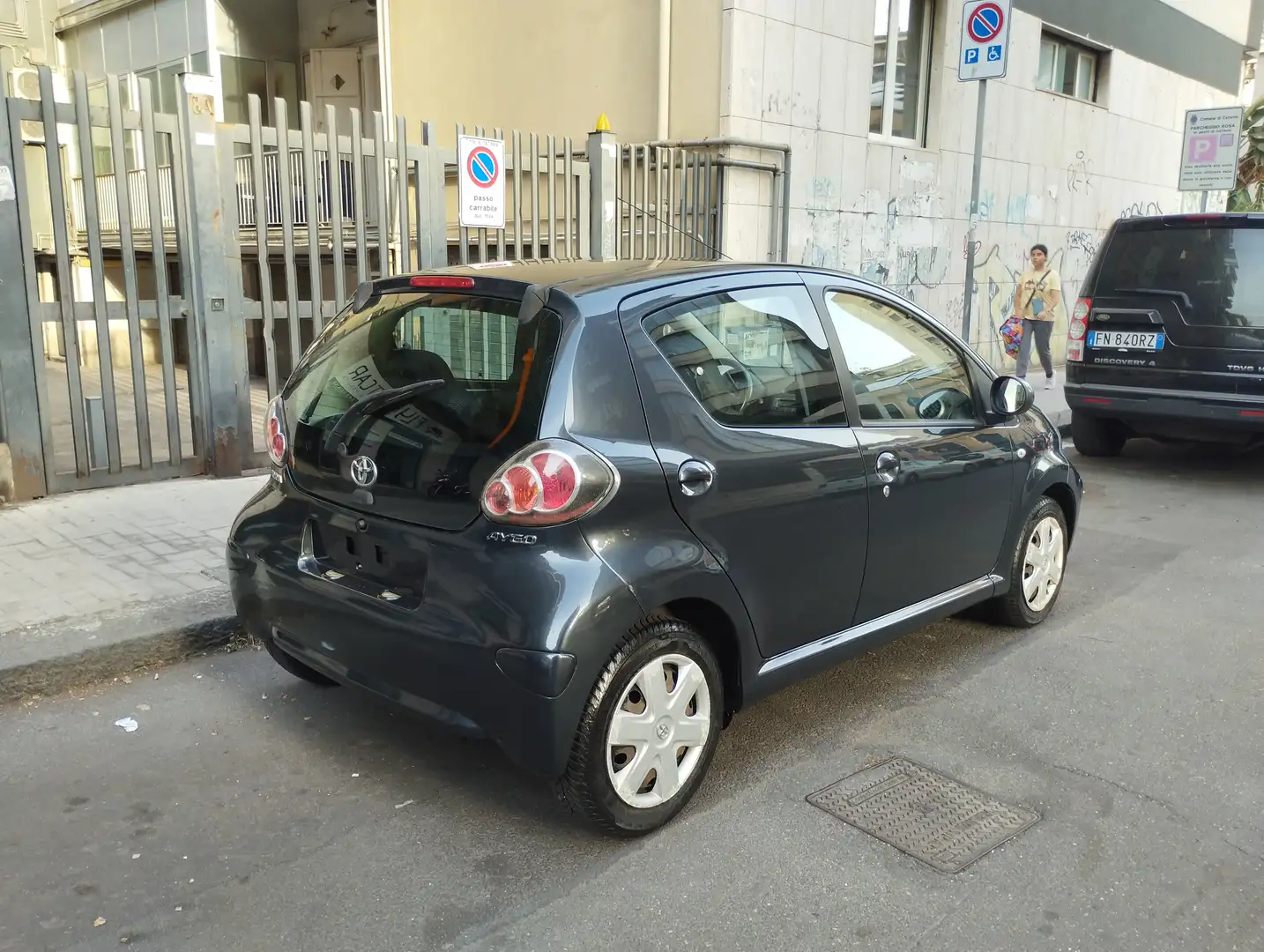 Toyota Aygo 5p 1.0 Now Gris - 2