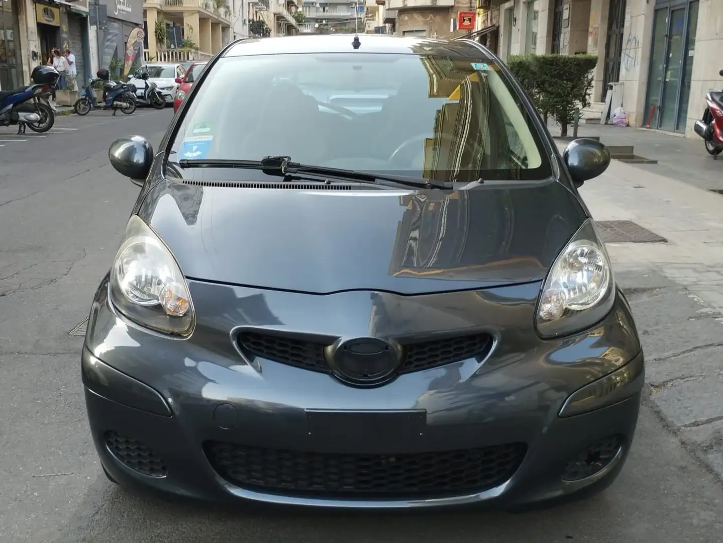 Toyota Aygo 5p 1.0 Now Gris - 1