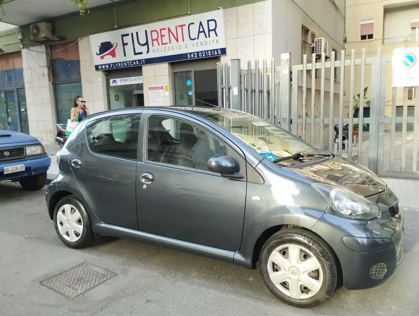 Toyota Aygo 5p 1.0 Now Gris - 2