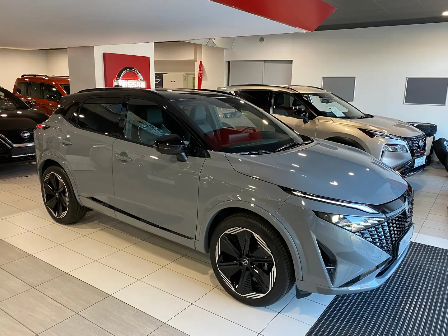 Nissan Qashqai 1,3 DIG-T MHEV 4x4 N-Design Xtronic **Jungwagen** Silber - 2