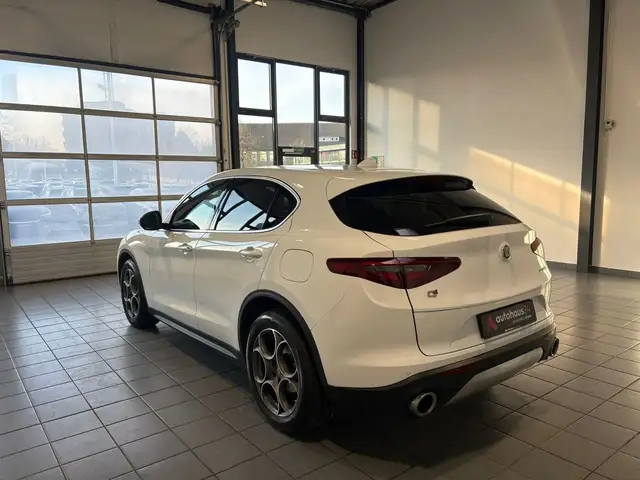 Alfa Romeo Stelvio view 4