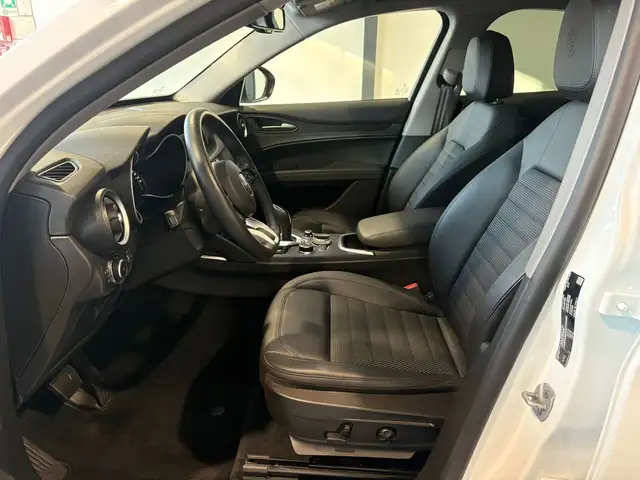 Alfa Romeo Stelvio view 8