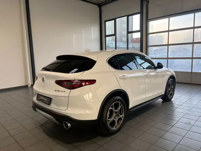 Alfa Romeo Stelvio view 5
