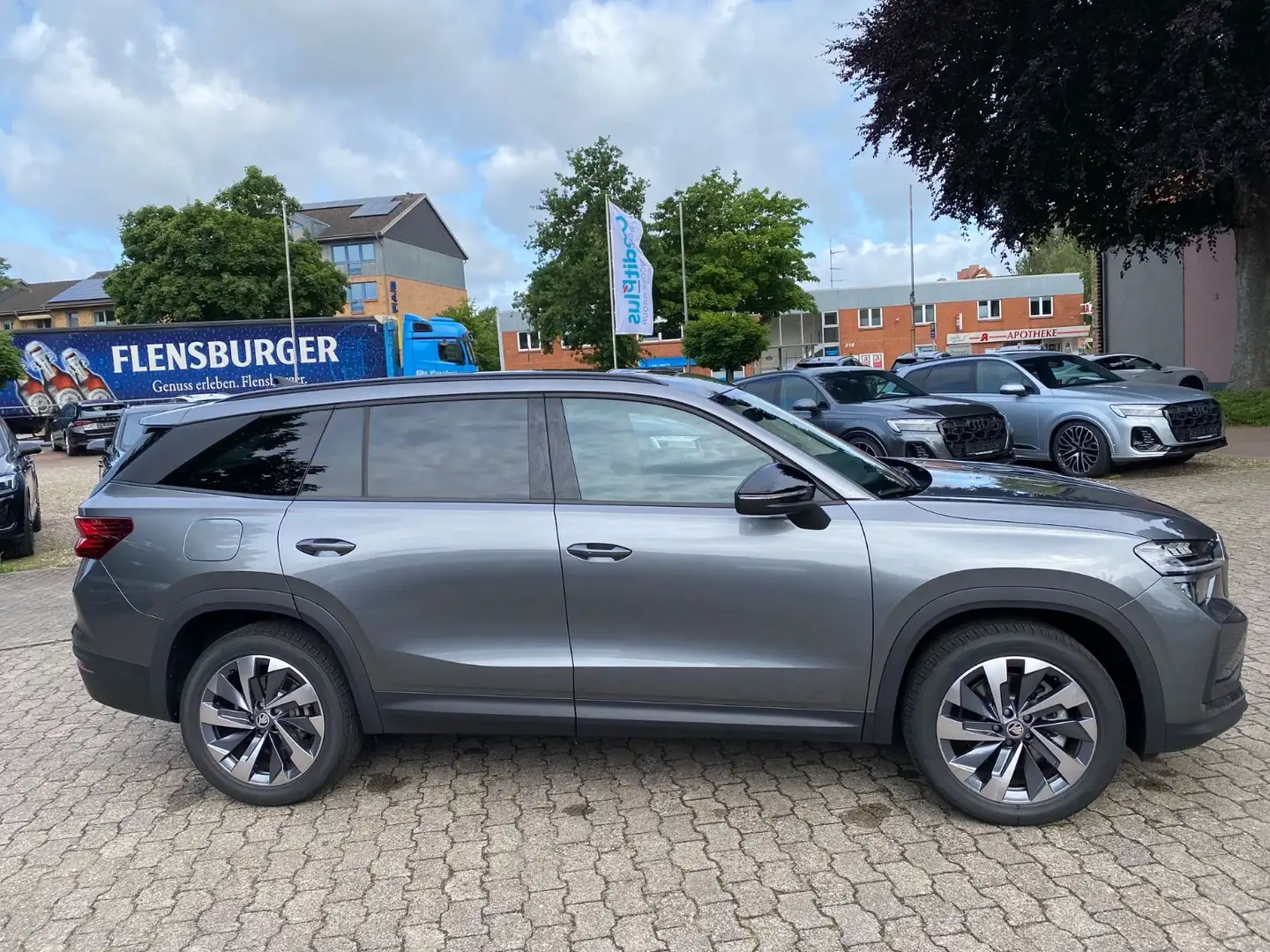 Skoda Kodiaq 2.0TDI 4x4 Sel PANO LEDER AHK ACC 7 SITZ Grau - 2
