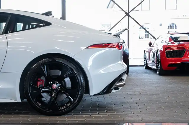 Jaguar F-Type view 10