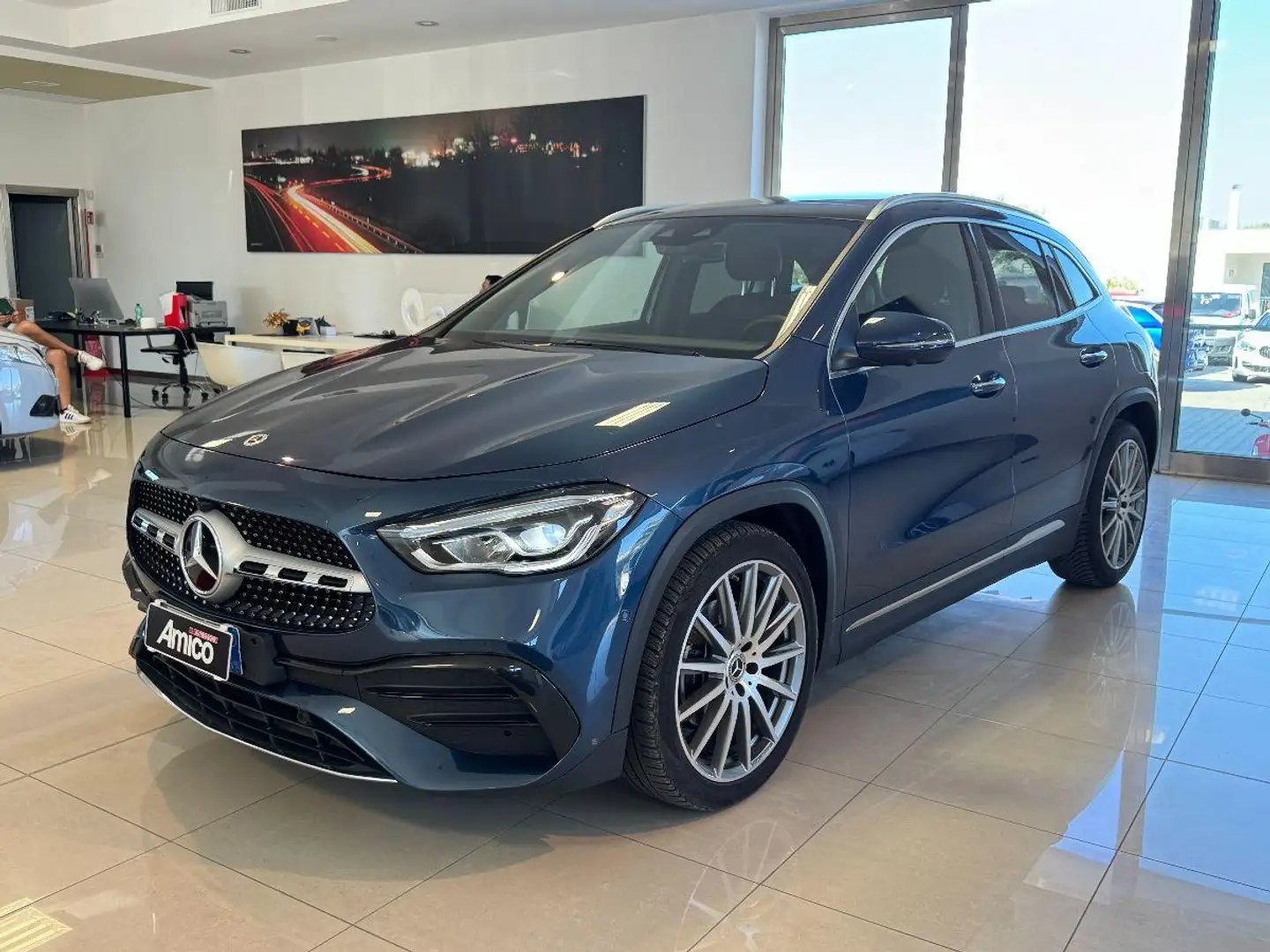 Mercedes-Benz GLA 200 d Automatic Premium AMG Tetto Cerchi 20 Luci Ambie Blauw - 2