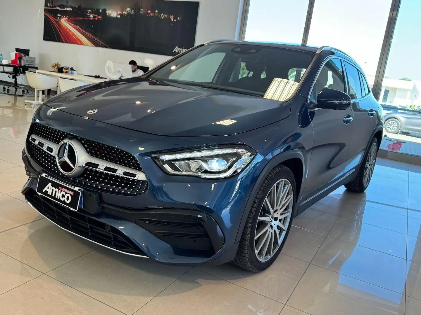Mercedes-Benz GLA 200 d Automatic Premium AMG Tetto Cerchi 20 Luci Ambie Blauw - 1