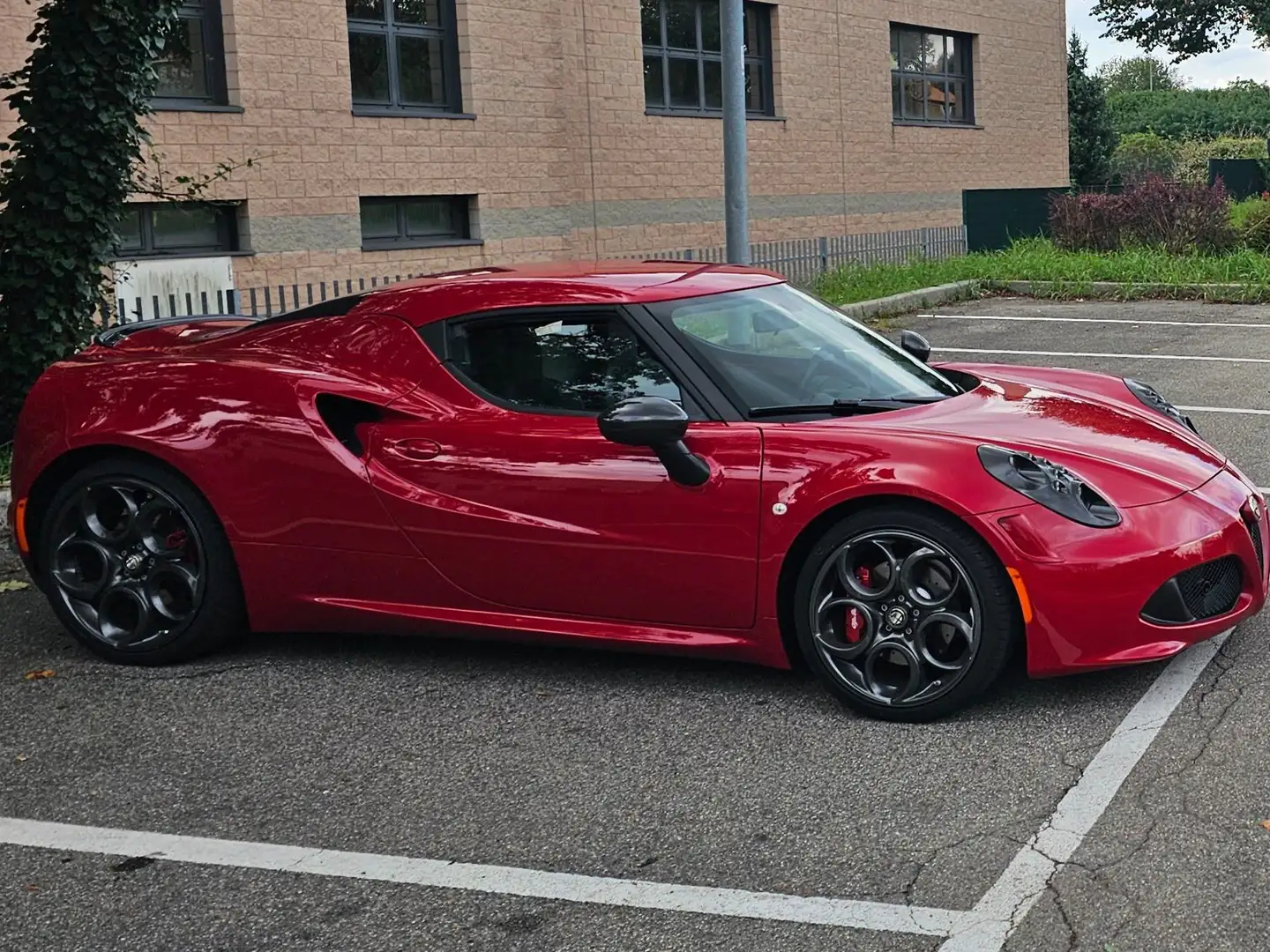 Alfa Romeo 4C launch edition soli 500 esemplari prodotti Rojo - 1