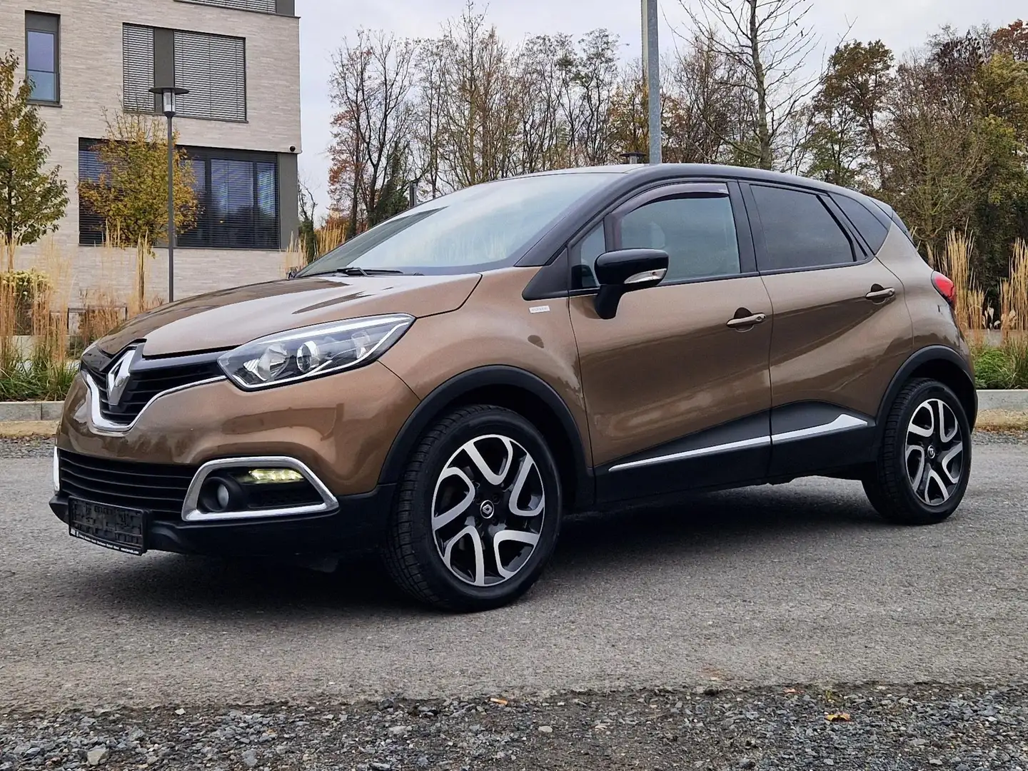 Renault Captur Elysee/Automatik/Leder/Navi/AHK/ab 6,99% Finanzier Braun - 1