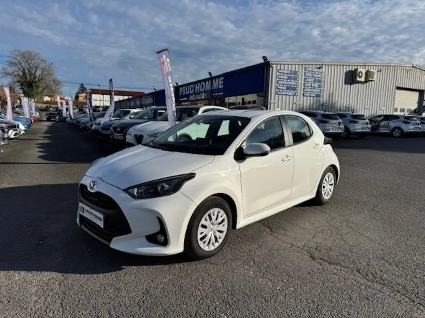 Toyota Yaris 116H DYNAMIC BUSINESS HYBRIDE UTILITAIRE BOITE AUT Blanc - 1