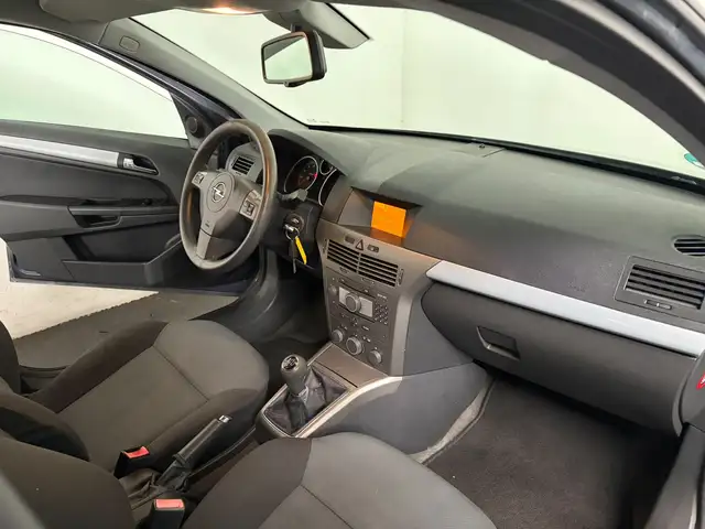 Opel Astra view 3