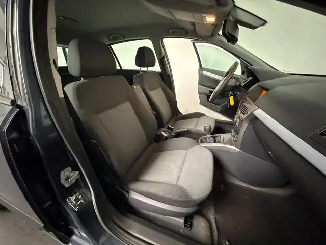 Opel Astra view 4