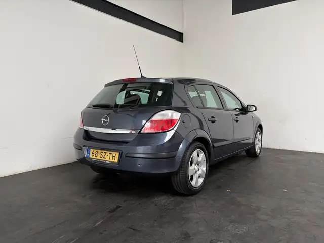 Opel Astra view 2