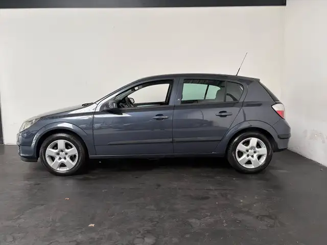 Opel Astra view 18
