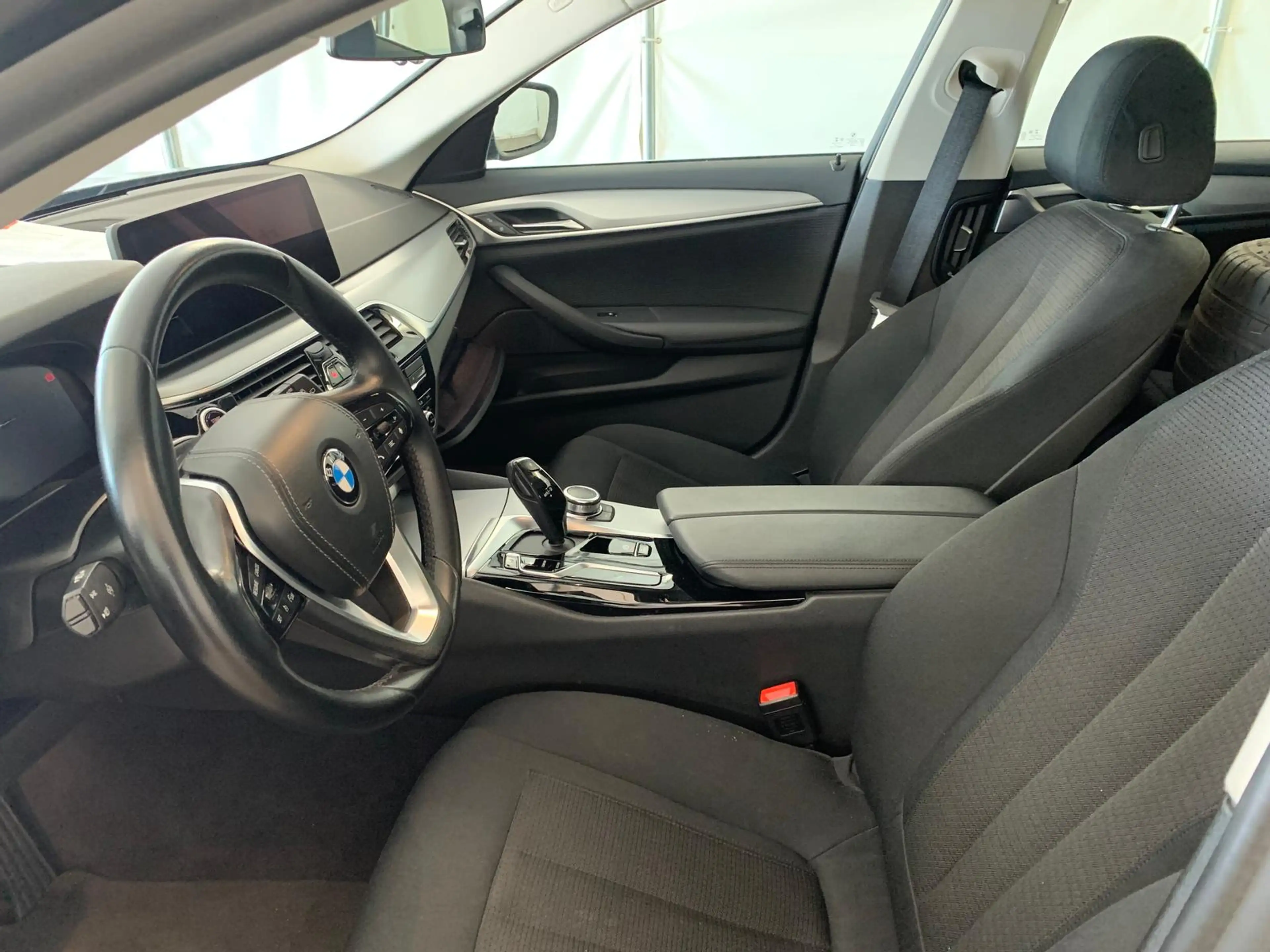 BMW 530 d Live Cockpit Prof|Kamera mit PDC|Carplay — photo 7