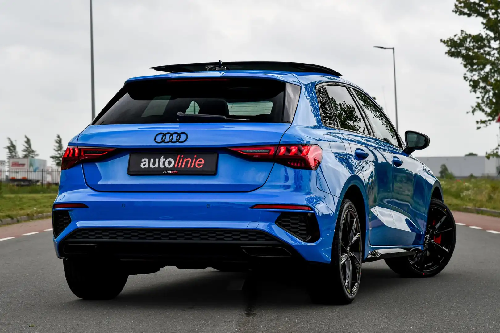 Audi A3 Sportback 45 TFSI e S edition Competition. Pano, R Bleu - 2