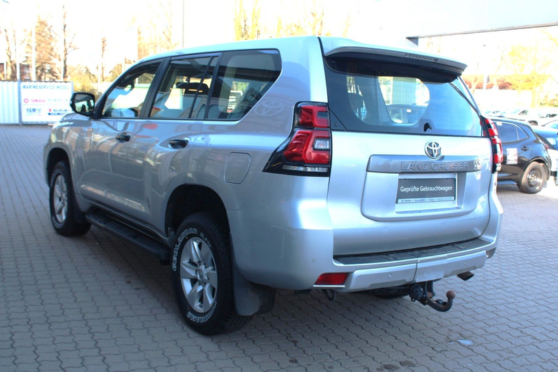 Toyota Land Cruiser Basis 2.8 Automatik*4x4*AHK*PDC*GJR — photo 6
