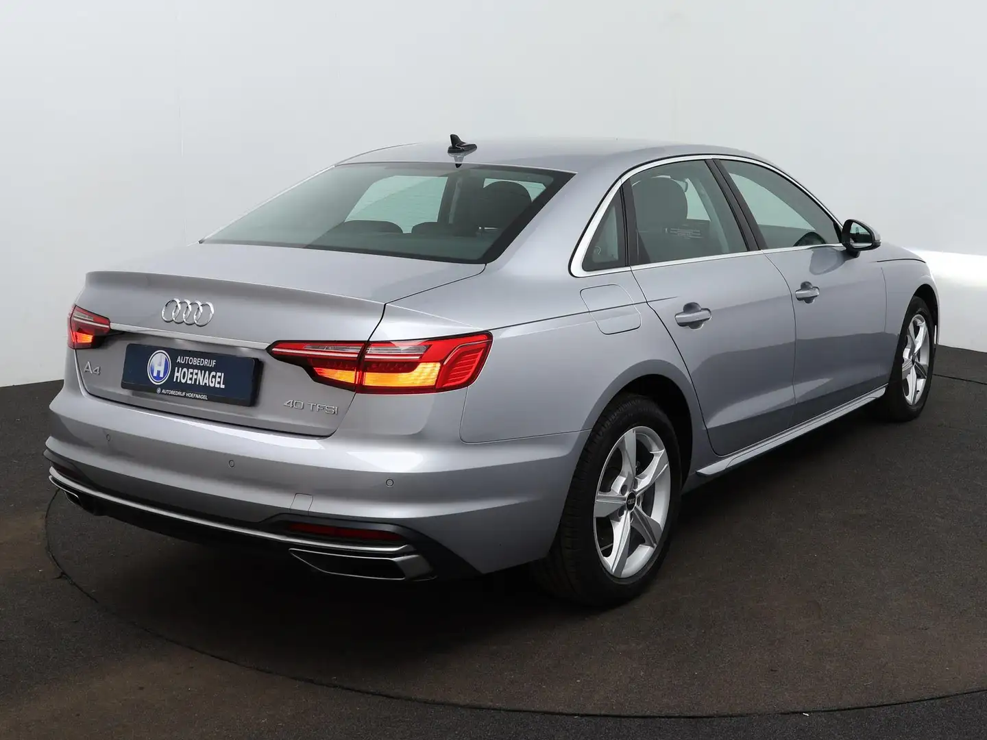Audi A4 Limousine 40 TFSI Business Edition Automaat | Adap Grijs - 2