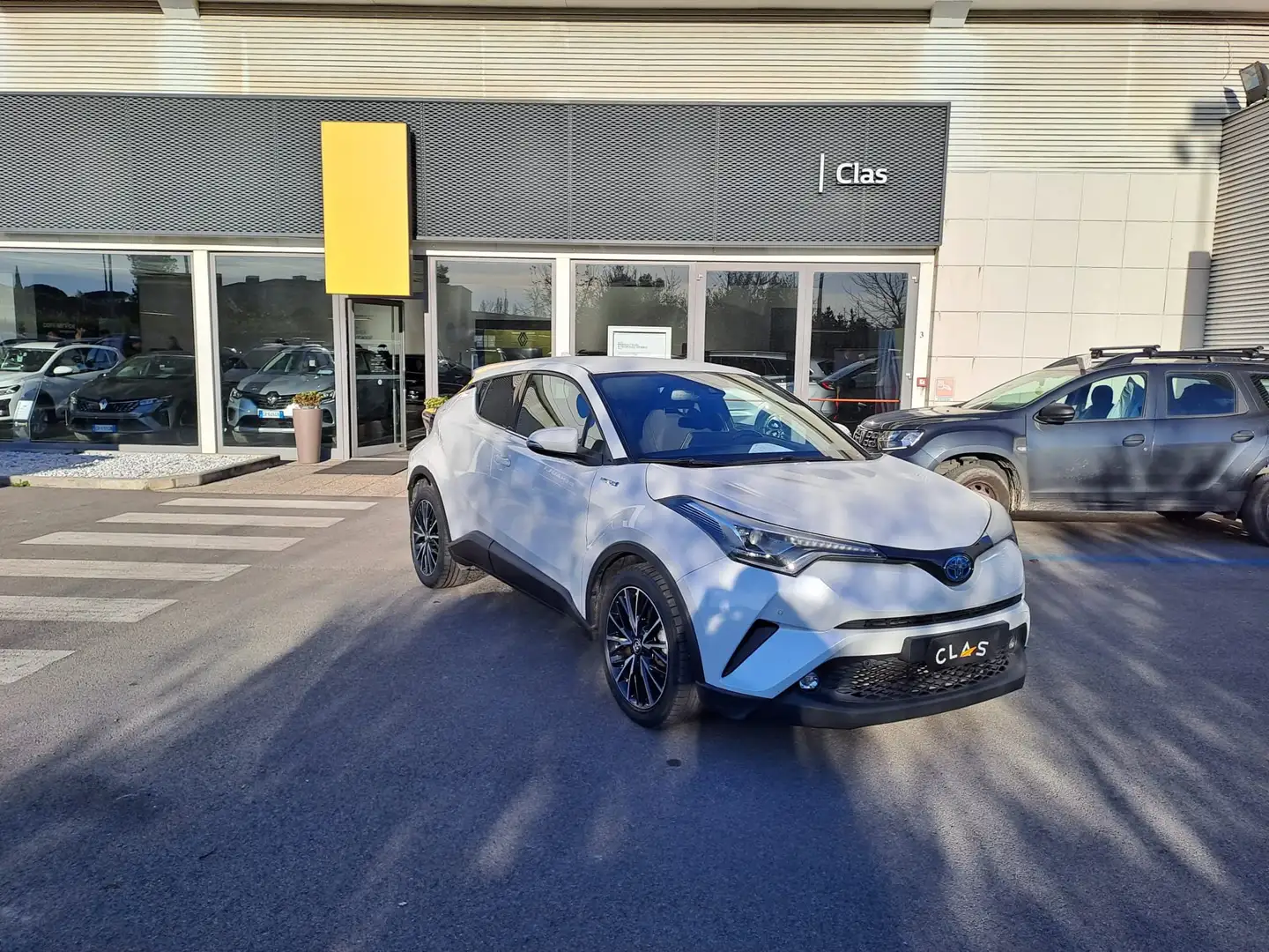 Toyota C-HR 1.8h Lounge 2wd e-cvt my18 Fehér - 1