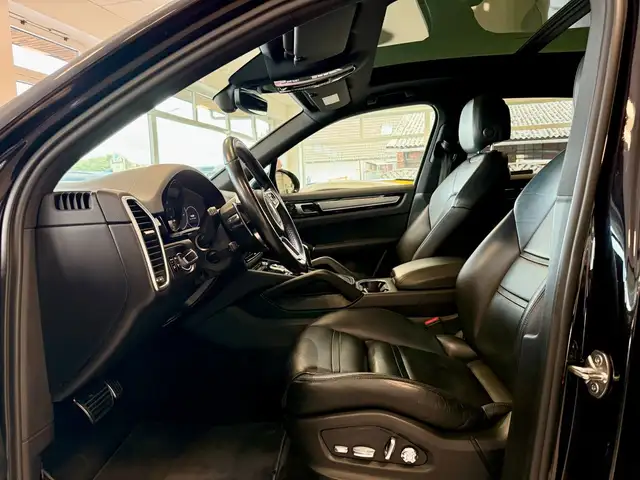 Porsche Cayenne view 7
