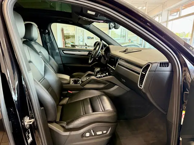 Porsche Cayenne view 11