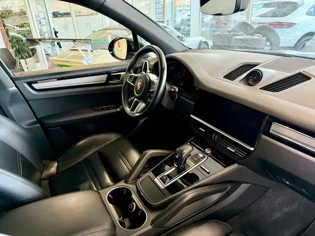 Porsche Cayenne view 12