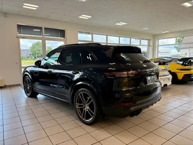 Porsche Cayenne view 3