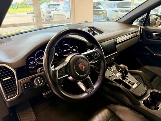 Porsche Cayenne view 13