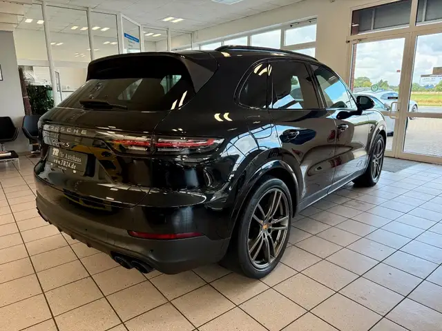 Porsche Cayenne view 4