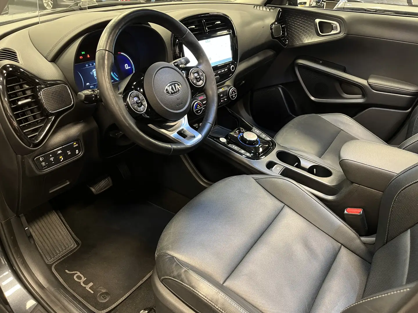 Kia Soul e-Soul ExecutiveLine 64kWh 204PK Automaat | Leder Gris - 2