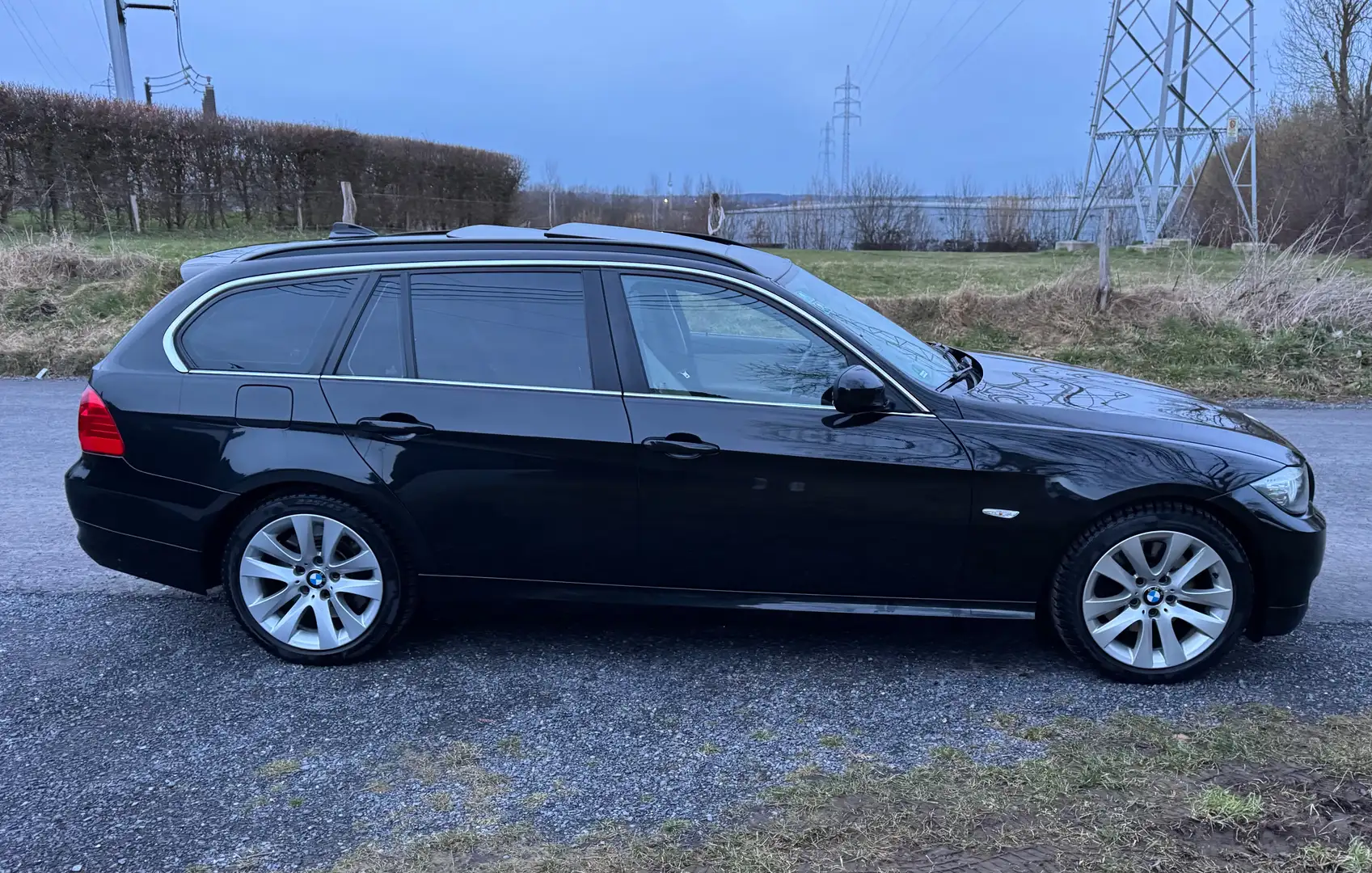 BMW 330 330d DPF Touring Aut. Schwarz - 2
