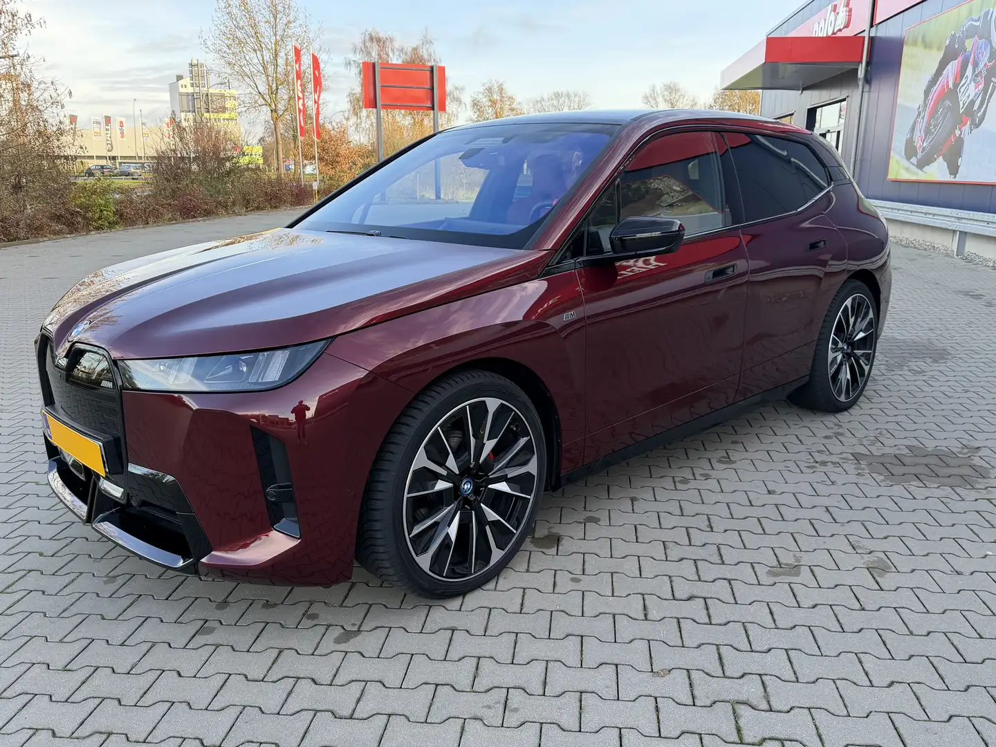 BMW iX M70, Suite Castanea, Bowers & Wilkins, Panorama Czerwony - 2