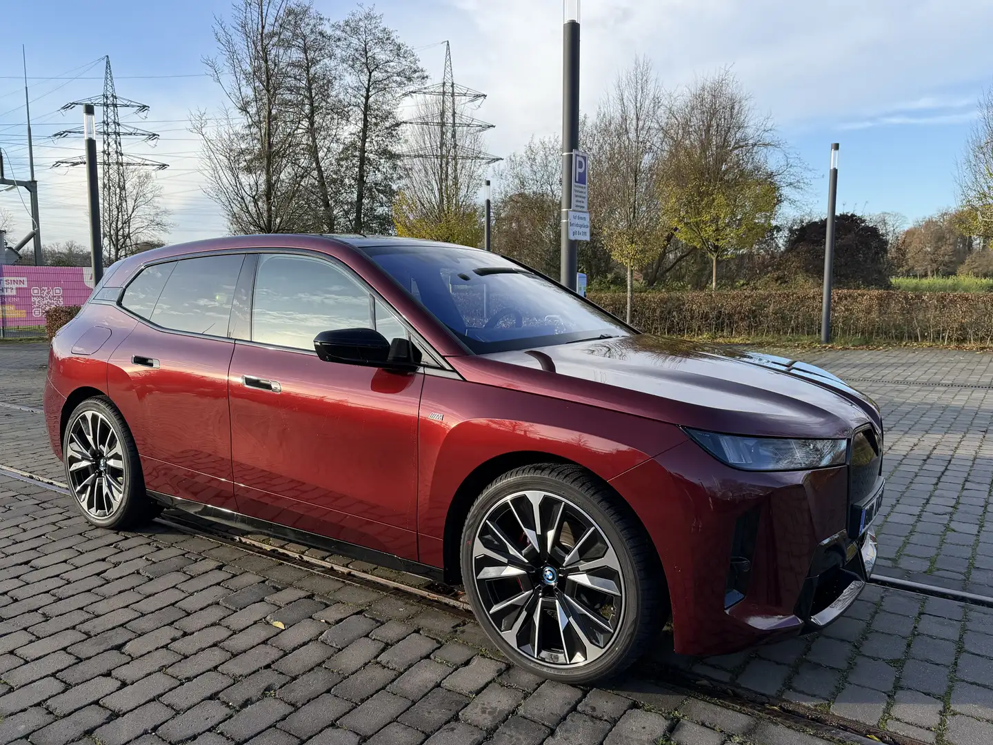 BMW iX M70, Suite Castanea, Bowers & Wilkins, Panorama Rood - 1