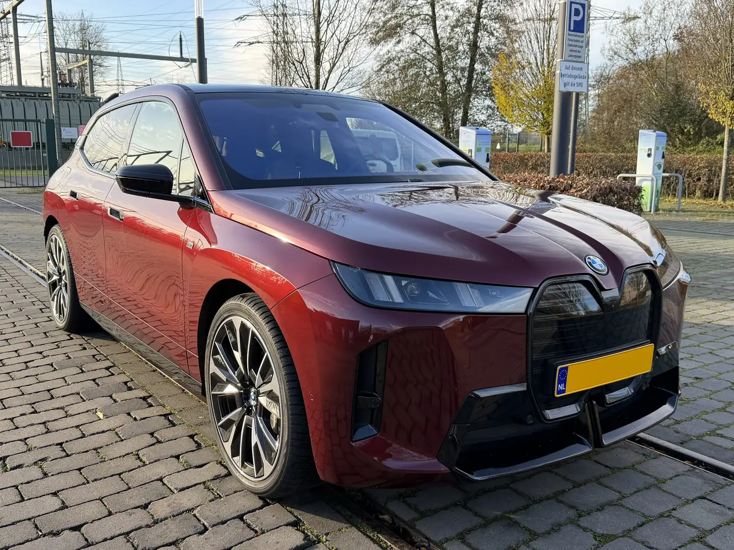 BMW iX M70, Suite Castanea, Bowers & Wilkins, Panorama Rood - 2