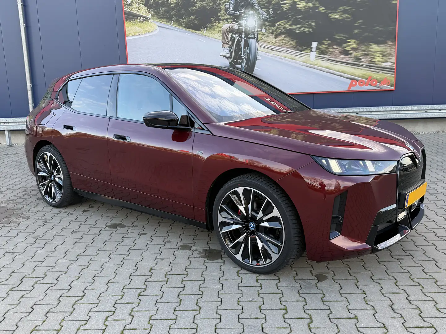 BMW iX M70, Suite Castanea, Bowers & Wilkins, Panorama Czerwony - 1