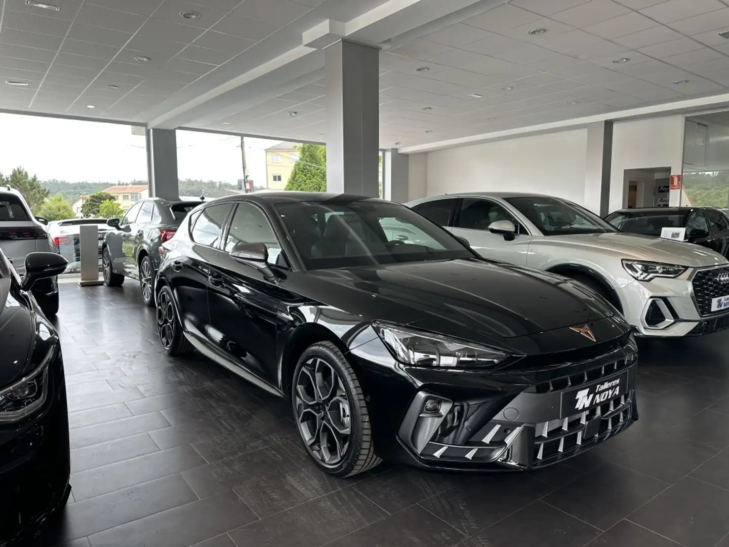 CUPRA Leon 1.5 eTSI 110 DSG Noir - 1