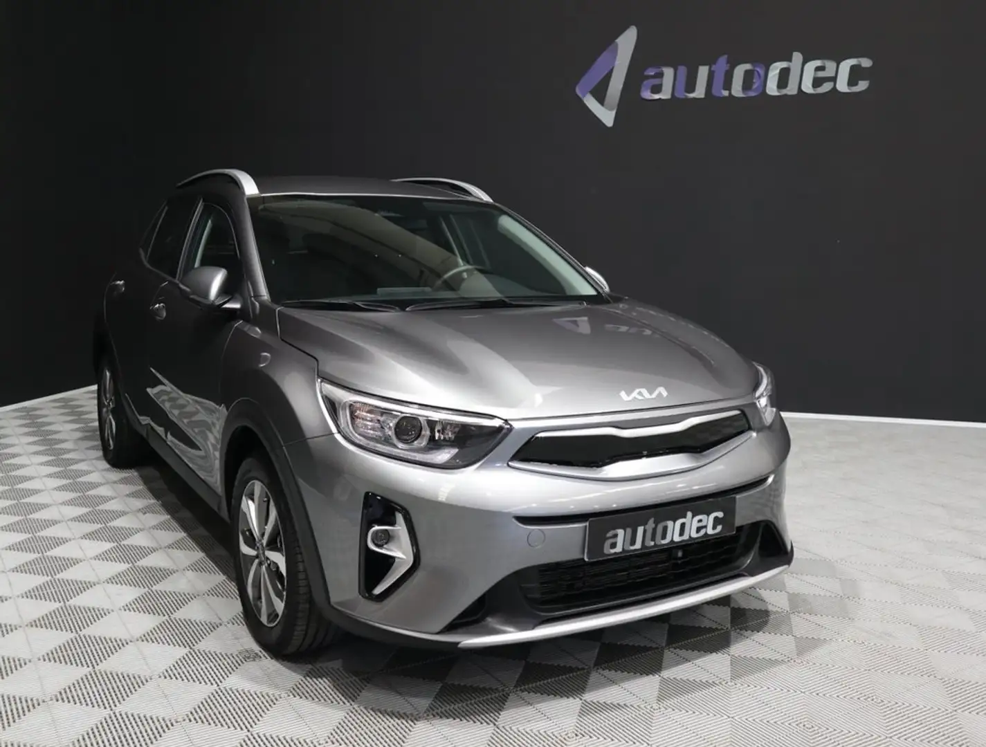 Kia Stonic 1.0 T-GDi 74kW (100CV) MHEV MT Business Gris - 2