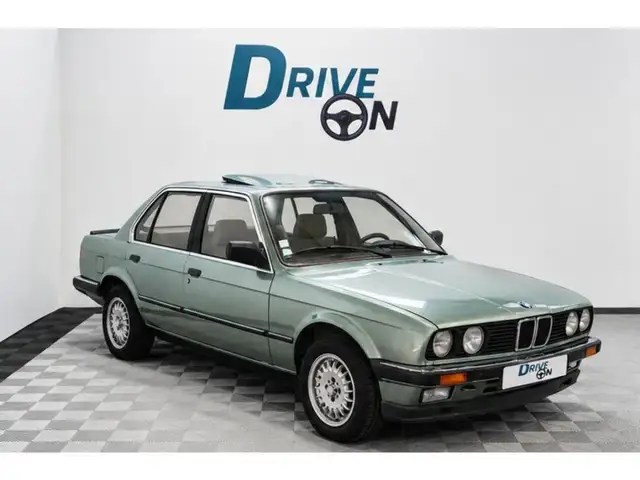 BMW 323 SERIE E30 - 323i - BERLINE