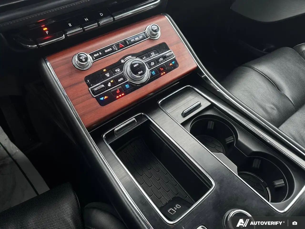 Lincoln Aviator снимка Lincoln Aviator