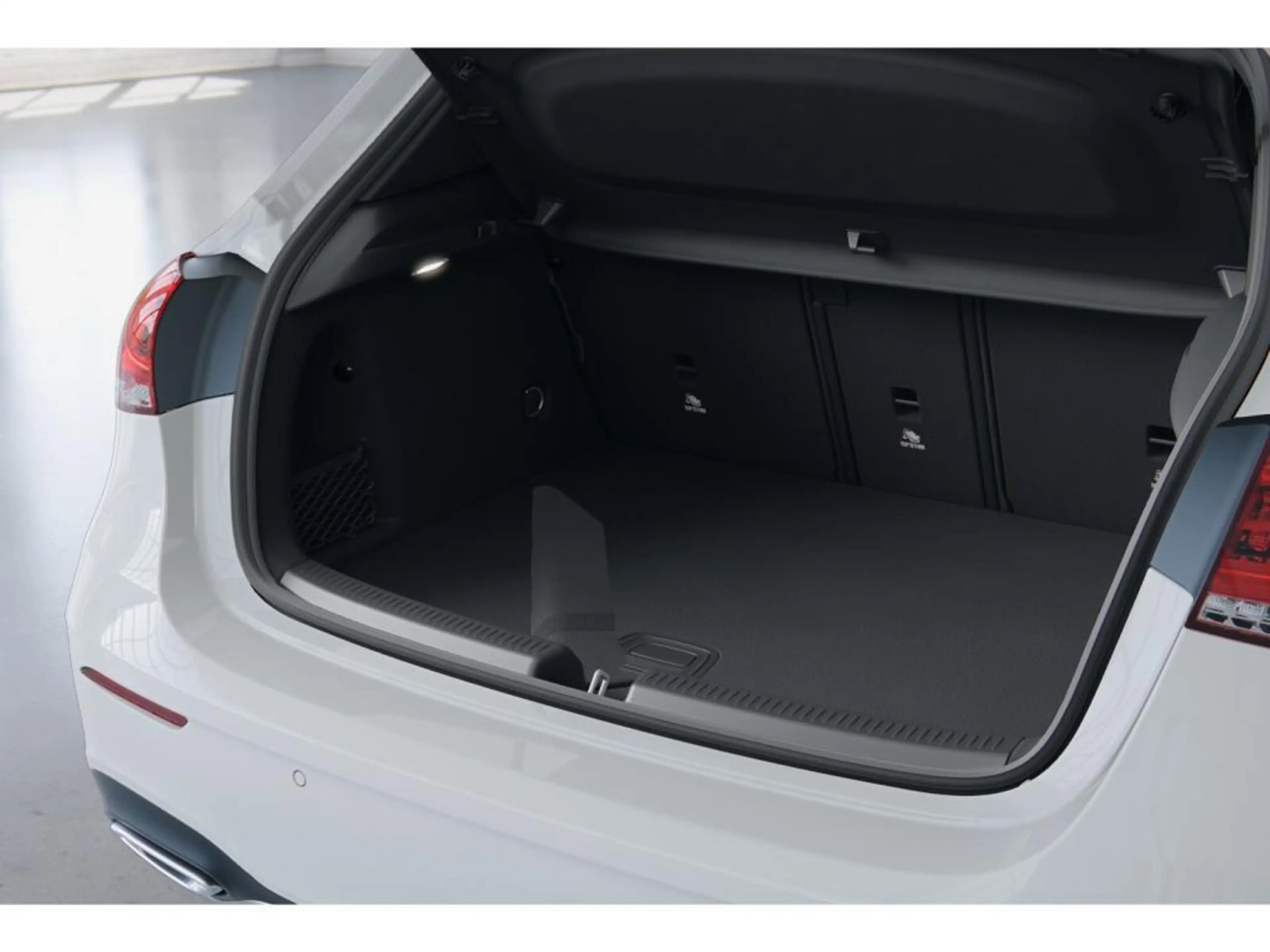 Mercedes-Benz A 250 e AMG LED+360°+Totwink+Pano+MBUX — photo 12