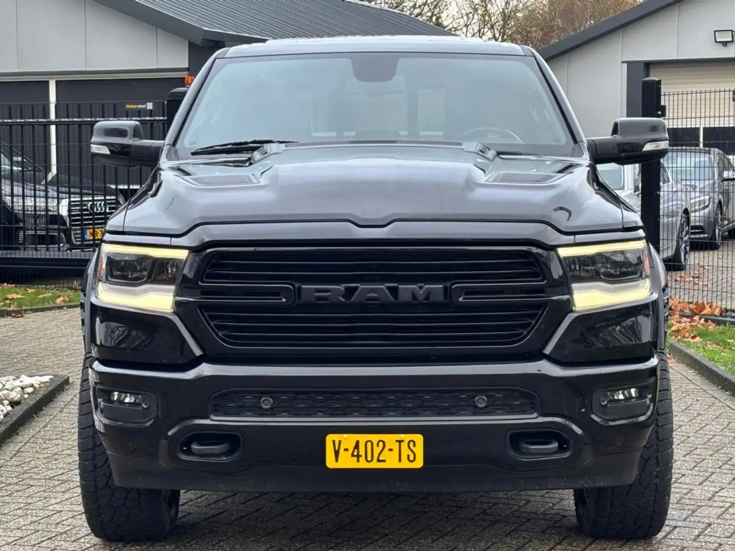 Dodge RAM 1500 5.7 V8 4X4 Dubbel Cabine Zwart Luchtvering VO Zwart - 2