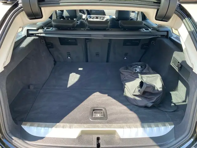 BMW 3 Series view 12